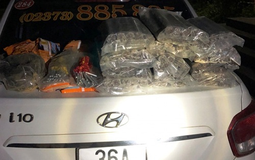 Sử dụng taxi chở 30kg thỏi thuốc nổ và kíp nổ