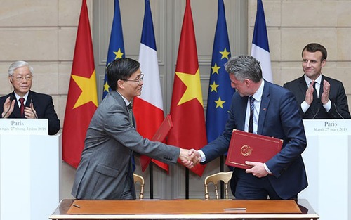 Tổng Bí thư Nguyễn Phú Trọng và Tổng thống Pháp chứng kiến lễ ký nhiều văn bản hợp tác