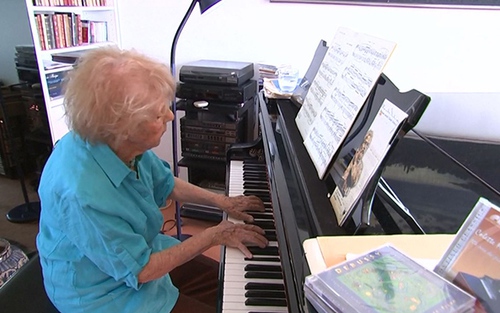 VIDEO: Cụ bà 103 tuổi chơi piano được tròn 1 thế kỷ