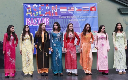 Áo dài Việt Nam tỏa sáng tại hội chợ Bazar các nước ASEAN ở Argentina