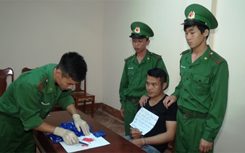 Bắt một đối tượng, thu giữ 1 bánh heroin và hơn 7.500 viên ma túy tổng hợp