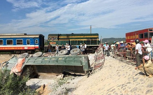 Vụ lật tàu ở Thanh Hóa: Khởi tố bị can hai nhân viên gác chắn