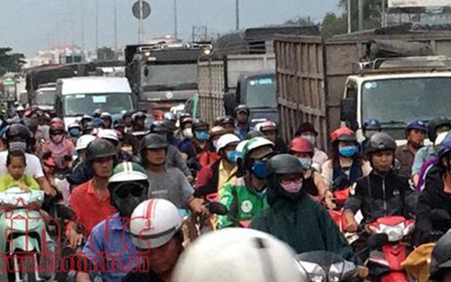 TP.HCM: Ba ô tô tông nhau liên hoàn, nhiều người hoảng loạn