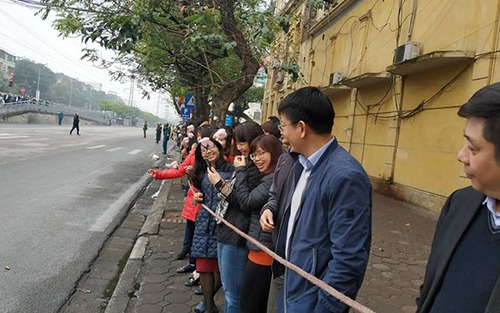 Cận cảnh người dân Hà Nội đón Chủ tịch Triều Tiên Kim Jong-un