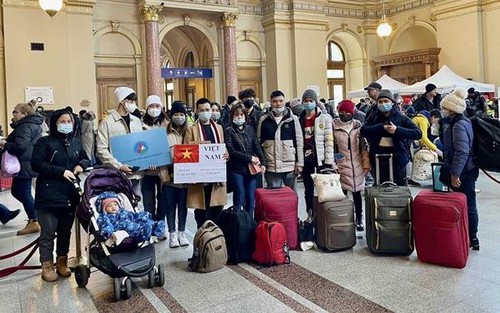 Bảo hộ công dân tại Ukraine: Hơn 2.600 người Việt được sơ tán khỏi vùng chiến sự