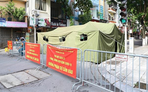 Chùm ảnh: Hà Nội phong tỏa một đoạn phố Đội Cấn liên quan đến các ca nhiễm Covid-19