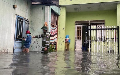 Áp thấp nhiệt đới suy yếu thành một vùng áp thấp, tiếp tục gây mưa lớn ở Trung Bộ