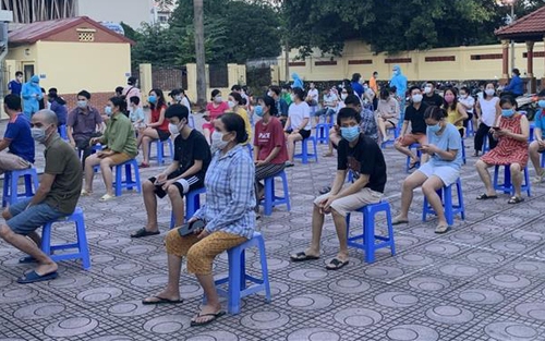 Khẩn trương lấy mẫu xét nghiệm người liên quan đến các ca dương tính tại ổ dịch phường Việt Hưng