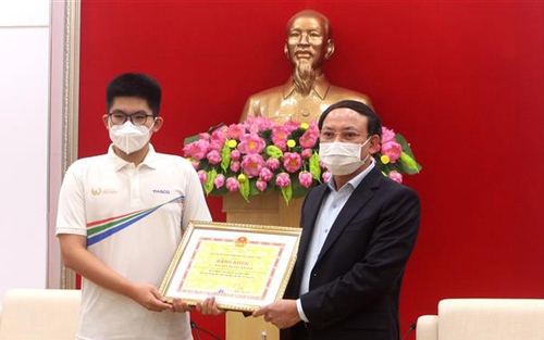 Tỉnh Quảng Ninh tặng bằng khen và 100 triệu đồng cho nhà vô địch Olympia 2021
