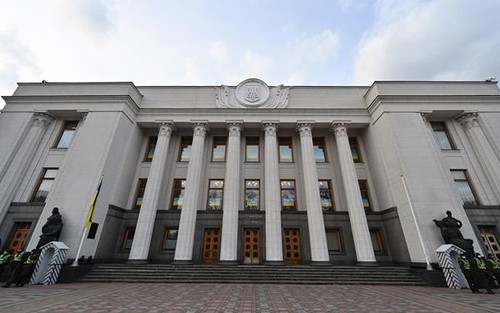 Quốc hội Ukraine ban bố lệnh tình trạng khẩn cấp quốc gia