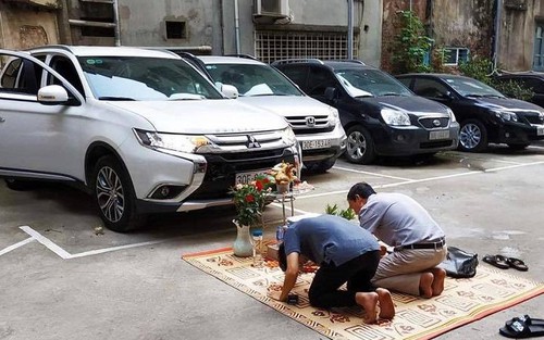 Cúng xe đầu năm 2022: Lễ vật, văn khấn cúng xe để cả năm vạn dặm bình an, may mắn