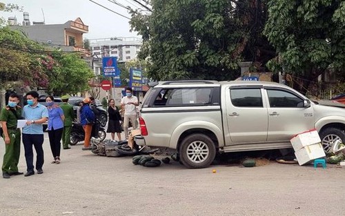 Thanh Hóa: Xe biển xanh mất lái lao lên vỉa hè làm 2 người tử vong