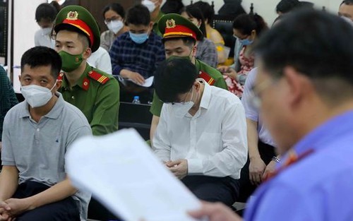 Xét xử vụ buôn bán thuốc giả: Các bị cáo quanh co, chối tội