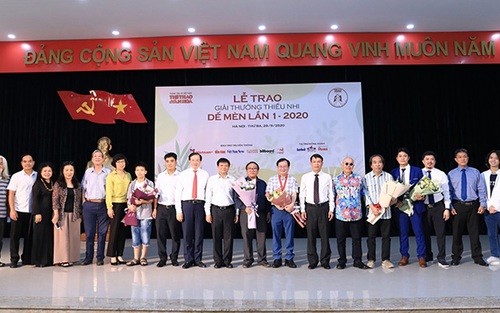 Kết quả Giải thưởng thiếu nhi Dế Mèn lần 1-2020: Nhà văn Nguyễn Nhật Ánh được vinh danh là 'Hiệp sĩ Dế Mèn'