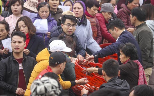 Hà Nội: Phóng sinh hơn 5 tấn cá xuống sông Hồng