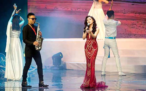 Sao mai Mai Diệu Ly diện đầm đuôi cá ôm sát, phần cổ khoét sâu gợi cảm