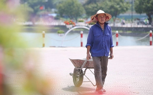 Công nhân 'phơi mình' dưới nắng 37 độ C, phố đi bộ Trịnh Công Sơn cận ngày khai trương