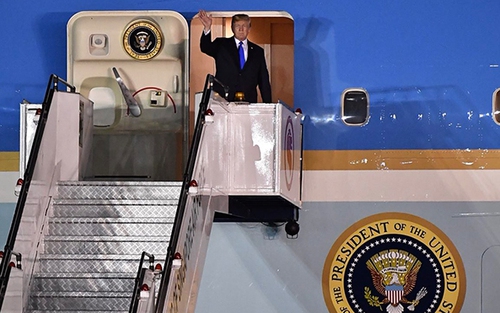Chuyên cơ Không lực Một của Tổng thống Trump đến Singapore