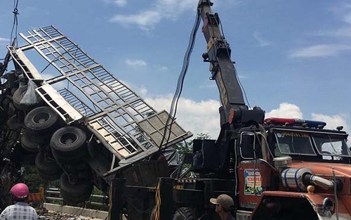 Xe tải rơi xuống suối, 2 người thương vong
