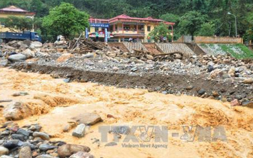 Mưa lớn ở Bắc và Trung Bộ, lũ trên các sông lên nhanh, cảnh báo sạt lở ở miền núi