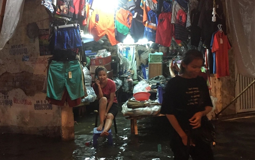 Chùm ảnh: Đường phố Hà Nội chìm ngập trong cơn mưa lớn