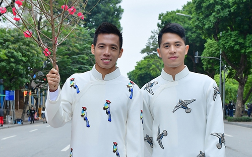 Đình Trọng, Văn Quyết xúng xính áo dài của NTK Đức Hùng trên phố đi bộ Hồ Gươm