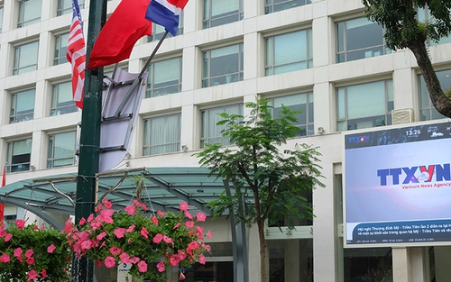 Những lẵng hoa treo trên cột đèn khiến Hà Nội cực ‘dễ thương’