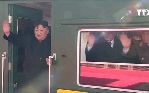 VIDEO: Chủ tịch Kim Jong-Un rời nhà ga Bình Nhưỡng để đến thủ đô Hà Nội