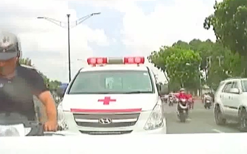 VIDEO: Mải mê bấm điện thoại, xe máy đâm thẳng vào đuôi ô tô