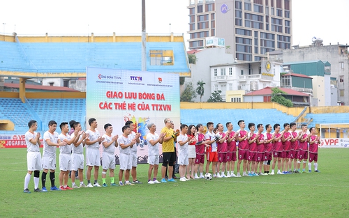 Trận giao lưu giữa các thế hệ thuộc TTXVN và cơn mưa bàn thắng ở Hàng Đẫy