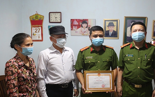 Khen thưởng Thiếu tá Công an dũng cảm cứu thai phụ có biểu hiện tự tử