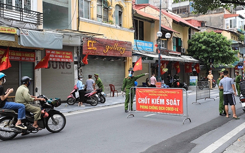 Hà Nội siết chặt kiểm tra, xử lý người ra khỏi nhà khi không cần thiết