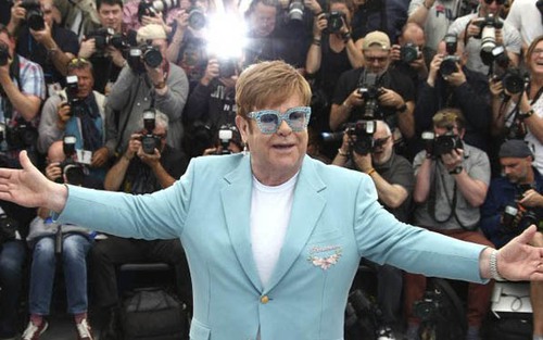Danh ca Elton John hoãn chuyến lưu diễn châu Âu và Mỹ