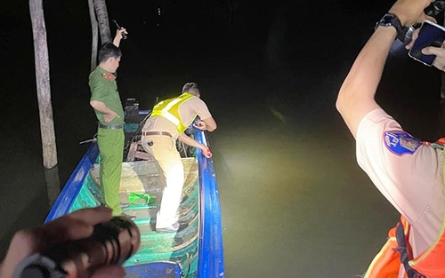 Nỗ lực tìm kiếm người mất tích sau va chạm xuồng máy trên sông ở Đồng Nai