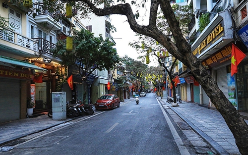 Đường phố Hà Nội vắng vẻ, yên bình sáng mùng 1 tết