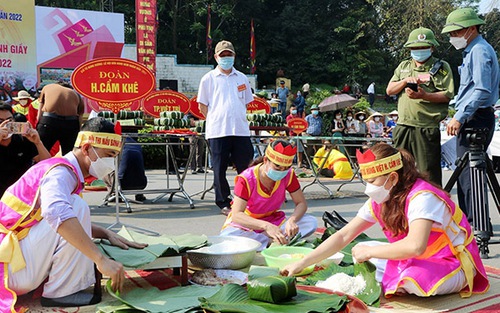 Giỗ Tổ Hùng Vương năm 2022: Hội thi gói, nấu bánh chưng và giã bánh giầy