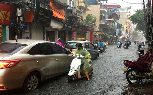 Hà Nội ngập bì bõm ngay trong cơn mưa lớn đầu mùa