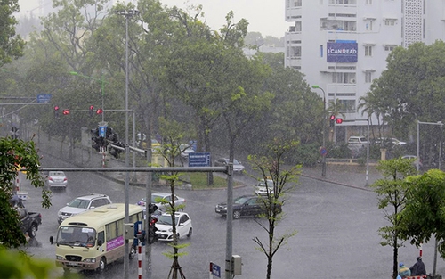 Cơn mưa ngang qua, Hà Nội hạ nhiệt sau trận nắng nóng kỷ lục