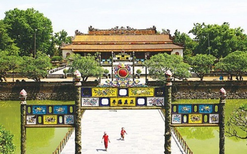 Xuất lộ hệ thống đá ong bó vỉa sát nền móng, thềm bậc cấp điện Thái Hòa