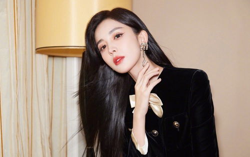 Cổ Lực Na Trát: 'Bình hoa di động' của C-biz liên tiếp vướng scandal tình ái