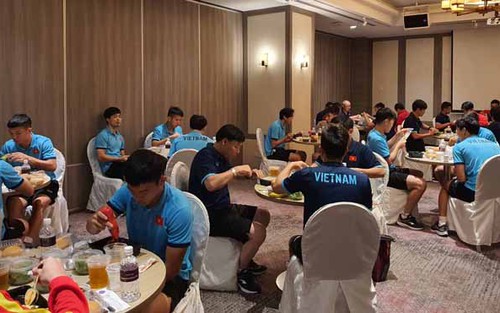 Tuyển Việt Nam lại mệt mỏi về chuyện ăn uống ở AFF Cup 2020