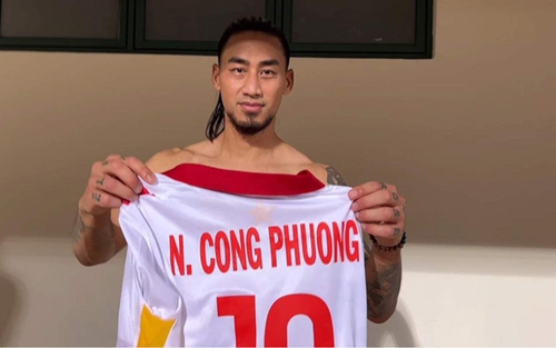Tiền đạo Lào hưng phấn vì được Công Phượng tặng áo