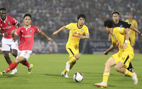 Các CLB V League loay hoay chờ ngày bóng lăn trở lại