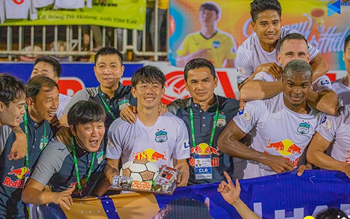 HLV Kiatisuk tiết lộ bí kíp ‘bỏ túi’ Lee Nguyễn