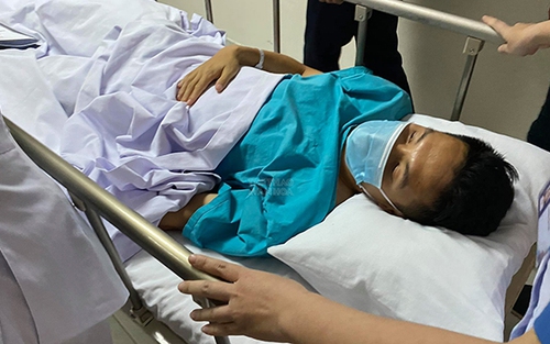 Xót xa hình ảnh Hùng Dũng rời phòng phẫu thuật