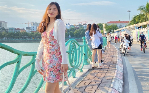 Hot girl U19 nữ Việt Nam rạng ngời ngày đầu đông