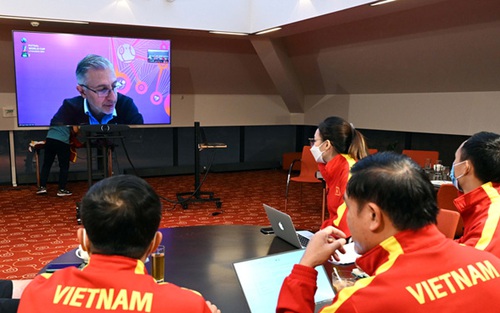 Tuyển futsal Việt Nam mặc áo đỏ trong trận gặp Brazil