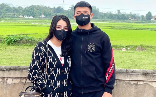 Trung vệ Bùi Tiến Dũng vui vẻ lau nhà trước mặt vợ