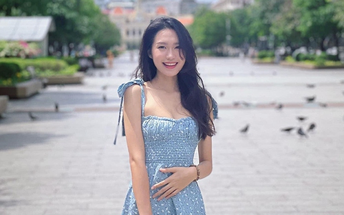 Người yêu Đoàn Văn Hậu khoe eo con kiến giữa trời nắng