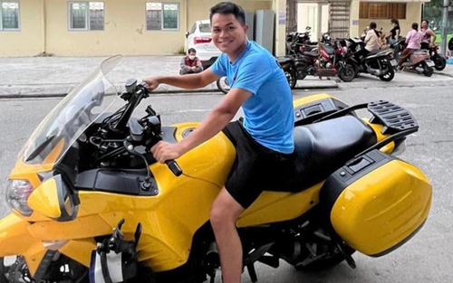 Dụng Quang Nho đi ‘cháy phố’ trước trận gặp CLB Hà Nội